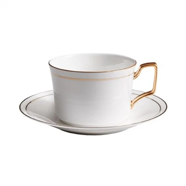 Tasse à thé à bordure dorée